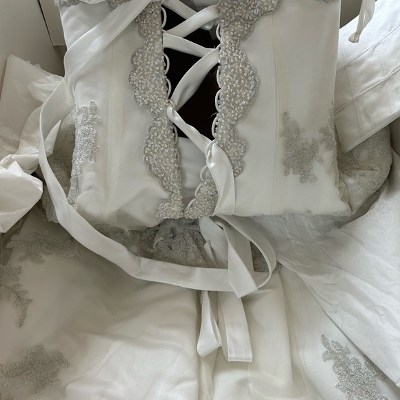 Wedding dress - Size 4. - Picture 2 of 6